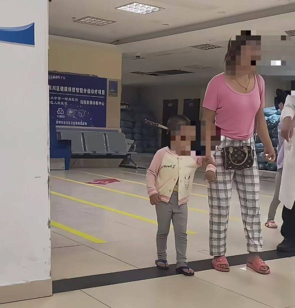 金富宝 云南“头上插刀”女童淡定走进医院后续：已手术成功取刀 女童身体情况稳定