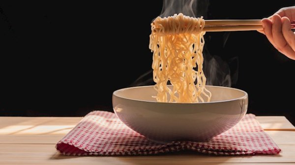 公赢网配资 多地高铁站称仍卖泡面：但车上不能吃